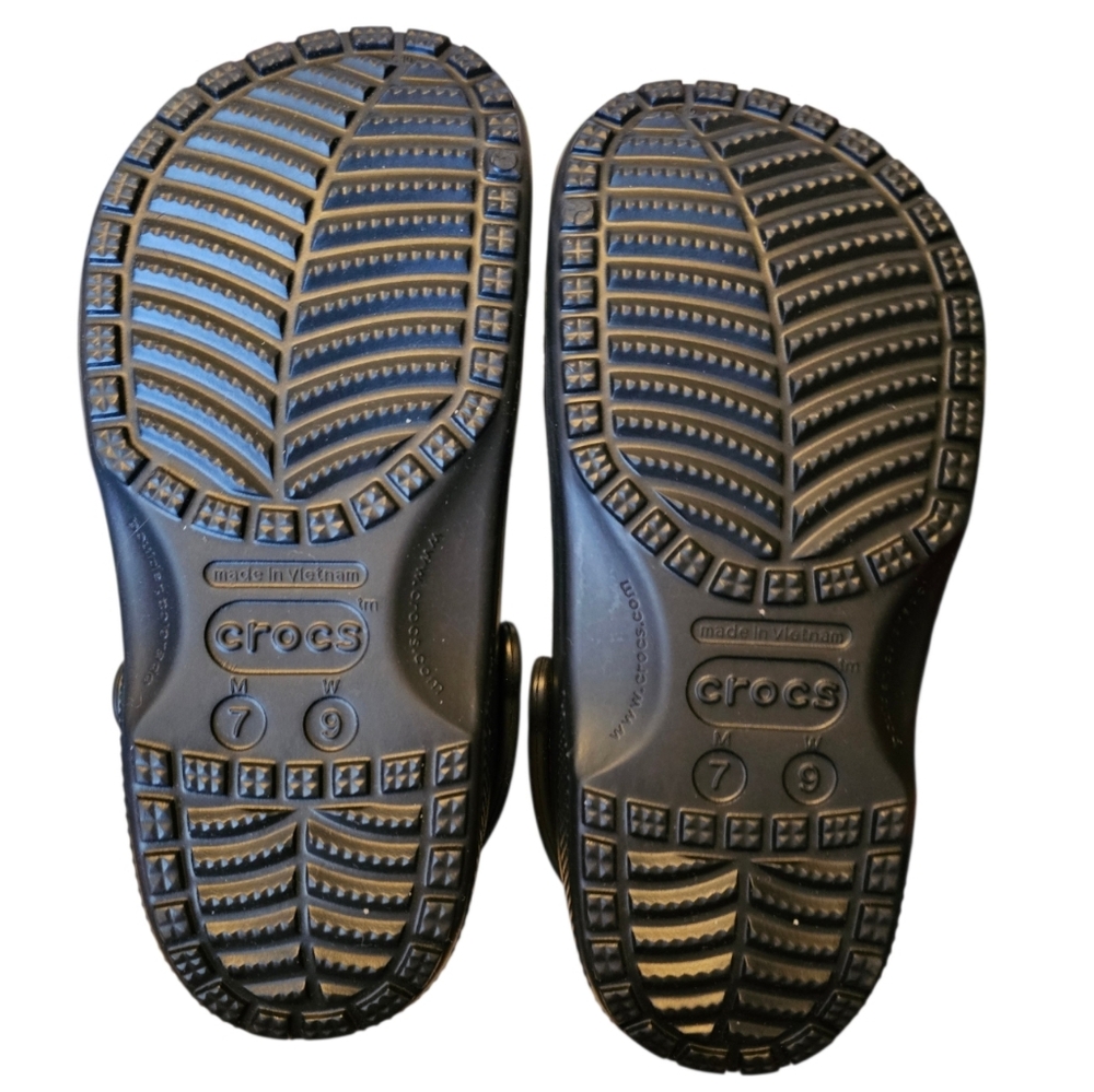 CROCS Classic Clogs Water Friendly Black Unisex Men's Size 7 Women's Size 9 NEW - Picture 4 of 4